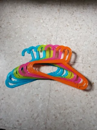 Lote de 9 perchas infantiles de plástico