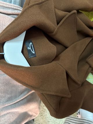 Gabardina marrón claro con cinturón.