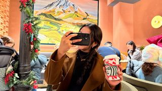 Gabardina marrón claro con cinturón.