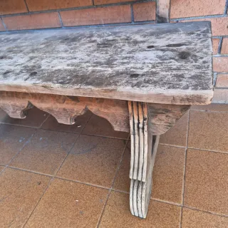 Banco de madera antiguo con detalles tallados