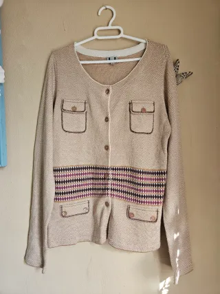 Rebeca Adolfo Domínguez Beige y Morado