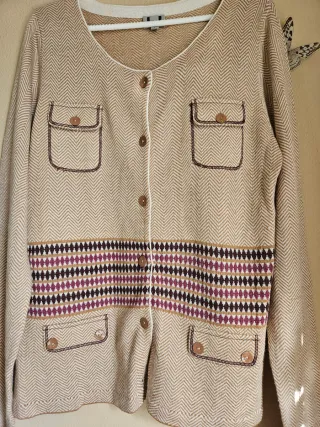 Rebeca Adolfo Domínguez Beige y Morado