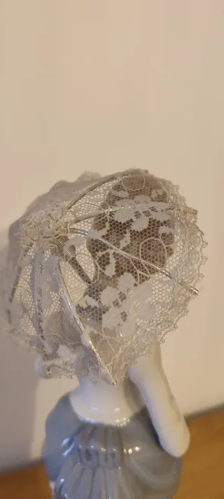 Figura Casades Mujer con Sombrilla Porcelana