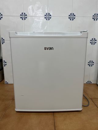 Nevera pequeña Svan con congelador