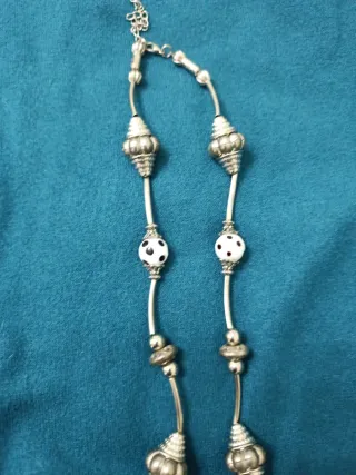 Collar plateado con porcelana blanca