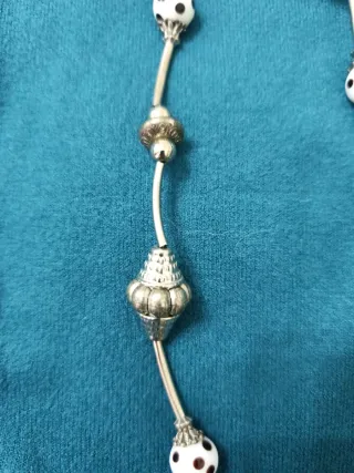 Collar plateado con porcelana blanca