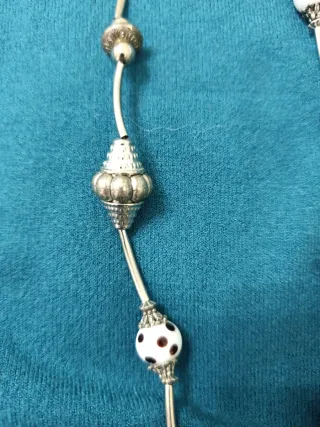 Collar plateado con porcelana blanca