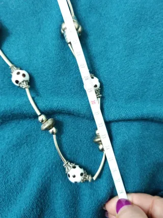 Collar plateado con porcelana blanca