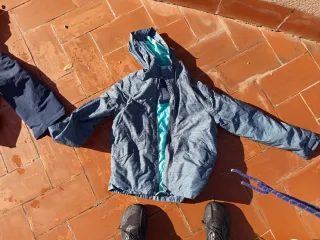 Chaqueta Decathlon 9-10 años azul.gris y roja