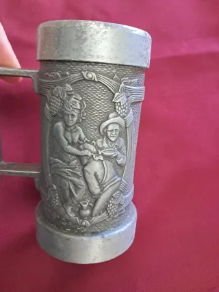 Jarra de cerveza de estaño decorada