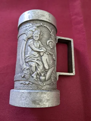 Jarra de cerveza de estaño decorada