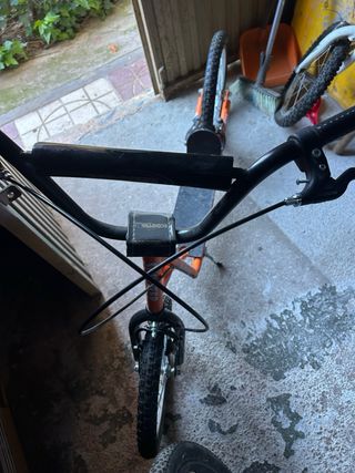 Patinete naranja todoterreno