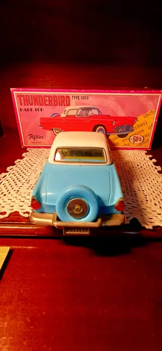 Auto giocattolo vintage Ford Thunderbird 1956