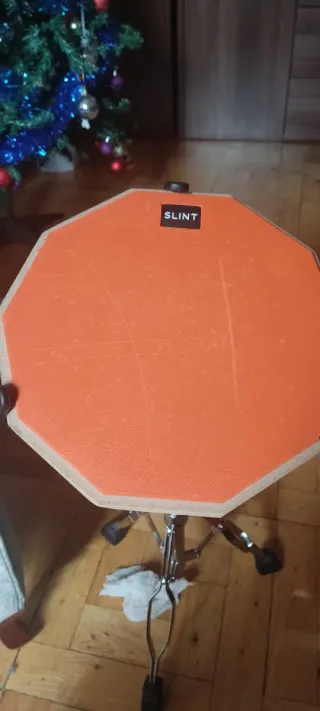 Caja sorda con soporte.