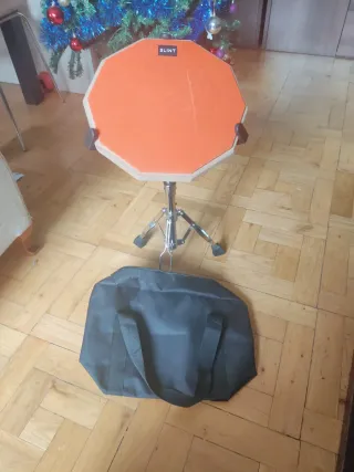 Caja sorda con soporte.