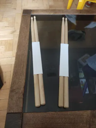 Caja sorda con soporte.