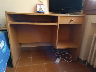 Escritorio juvenil y silla madera