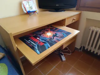 Escritorio juvenil y silla madera