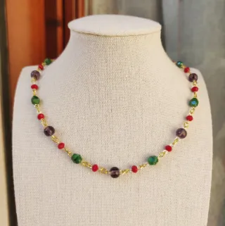 Collana con cristalli colorati