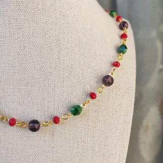 Collana con cristalli colorati