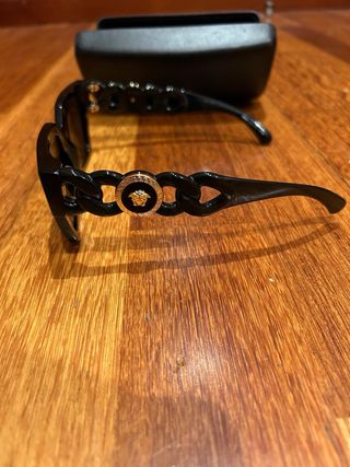 Gafas de sol Versace negras y doradas