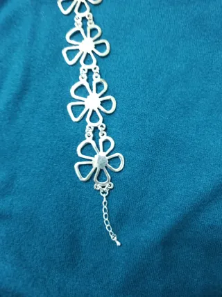 Pulsera plateada con flores