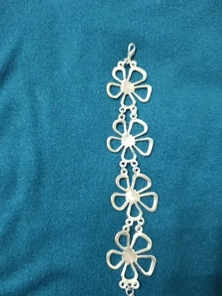 Pulsera plateada con flores