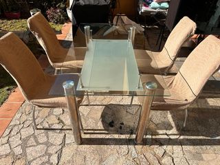 Mesa de cristal y metal