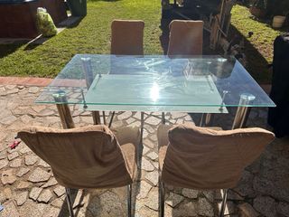 Mesa de cristal y metal