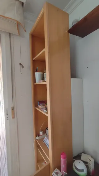 Estantería de madera beige y marrón