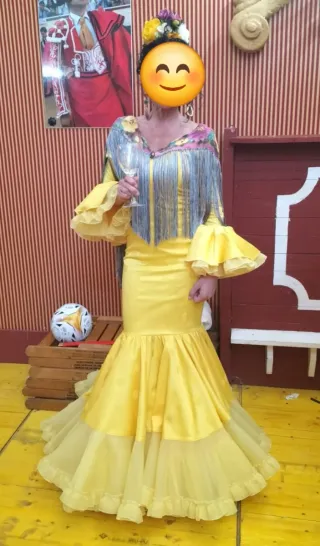 Traje de flamenca amarillo
