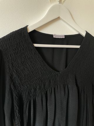 Blusa negra con escote en V y fruncido
