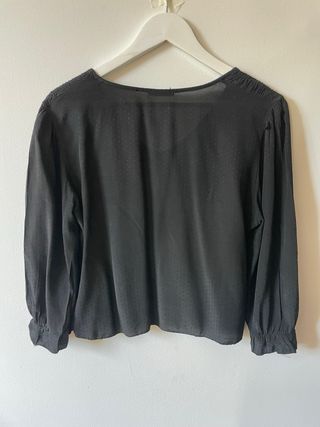 Blusa negra con escote en V y fruncido