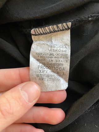 Blusa negra con escote en V y fruncido