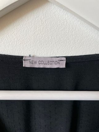 Blusa negra con escote en V y fruncido