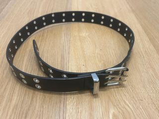 Cinturón negro Stradivarius con tachuelas