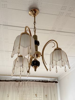 Lámpara de techo dorada con tulipas