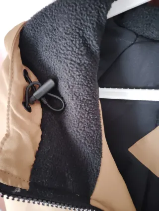 Chaquetón marrón con capucha