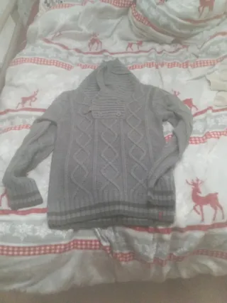 Jersey gris de punto con cuello alto