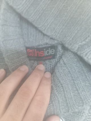 Jersey gris de punto con cuello alto