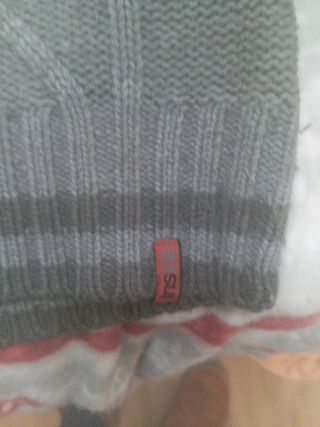 Jersey gris de punto con cuello alto