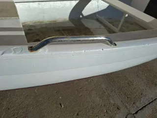 Barco patera blanco con matrícula para pescar