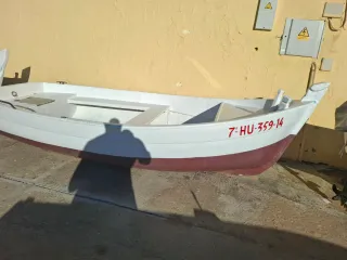 Barco patera blanco con matrícula para pescar