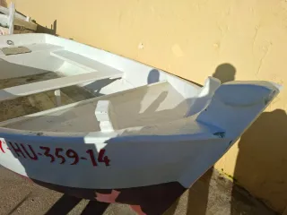 Barco patera blanco con matrícula para pescar