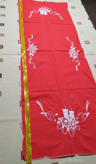 Tovaglia centrotavola Natale con candele ricamate