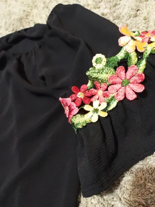 Maglietta nera con fiori