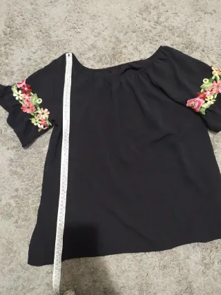 Maglietta nera con fiori