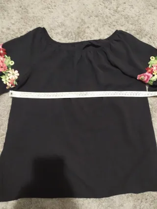 Maglietta nera con fiori