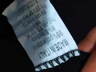 Maglietta nera con fiori