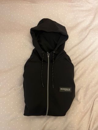 Sudadera McKenzie Negra con Detalles Plateados